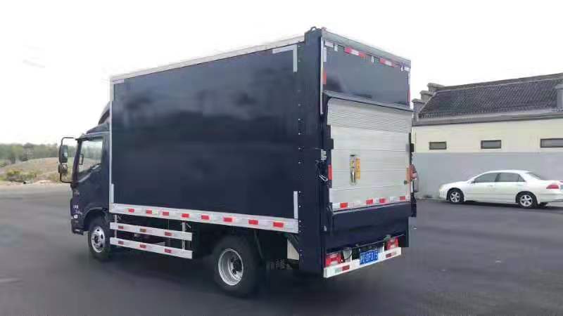 垂直升(shēng)降汽車尾(wei)闆