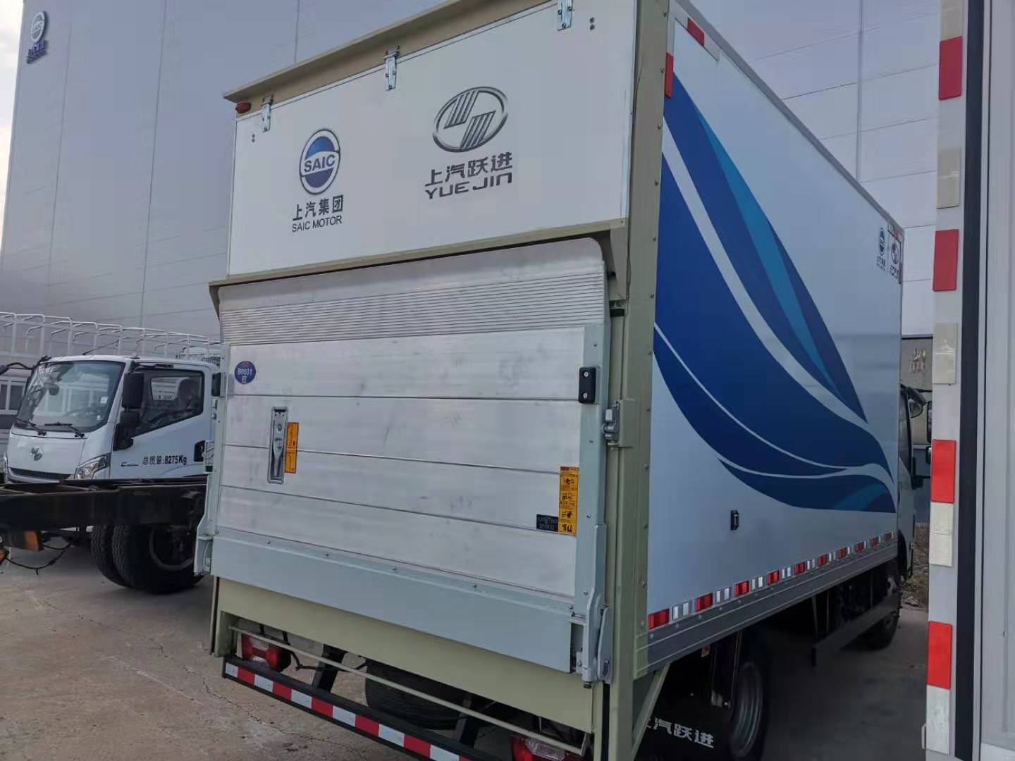 垂(chuí)直升降汽(qi)車尾闆