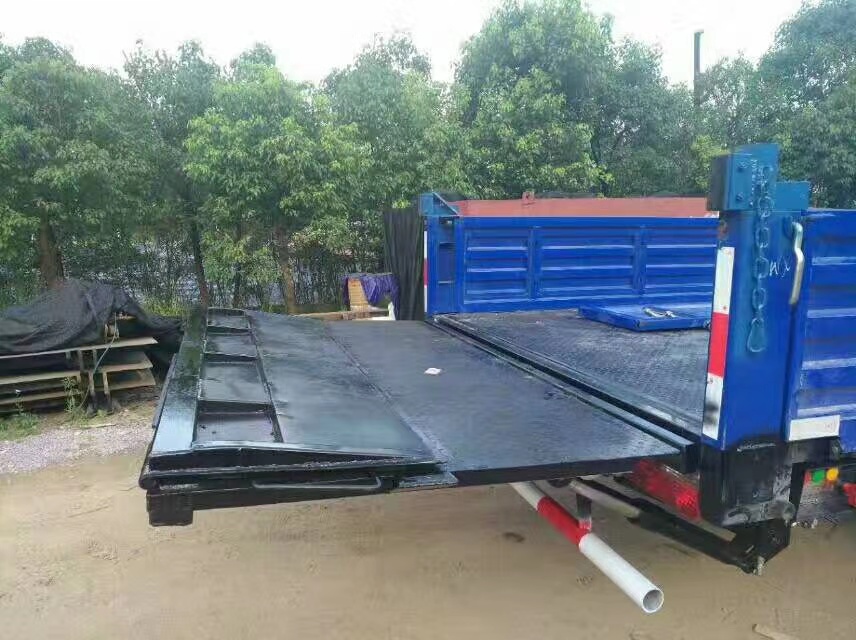 折疊(dié)式汽車尾(wei)闆