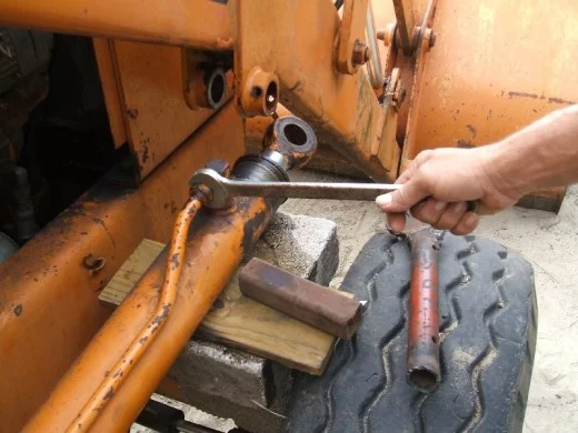 裝載機活塞(sāi)杆的拆卸步驟(zhòu)釋放壓力圖