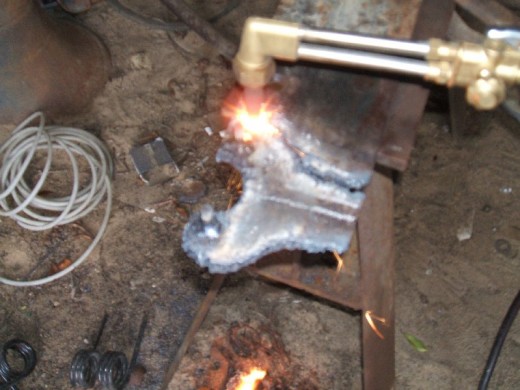 裝載機活(huó)塞杆的拆卸步(bu)驟制作擰開壓(yā)蓋的工具圖