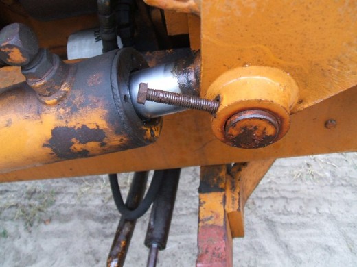 裝載(zai)機活塞杆的拆(chāi)卸步驟斷開兩(liang)端連接圖